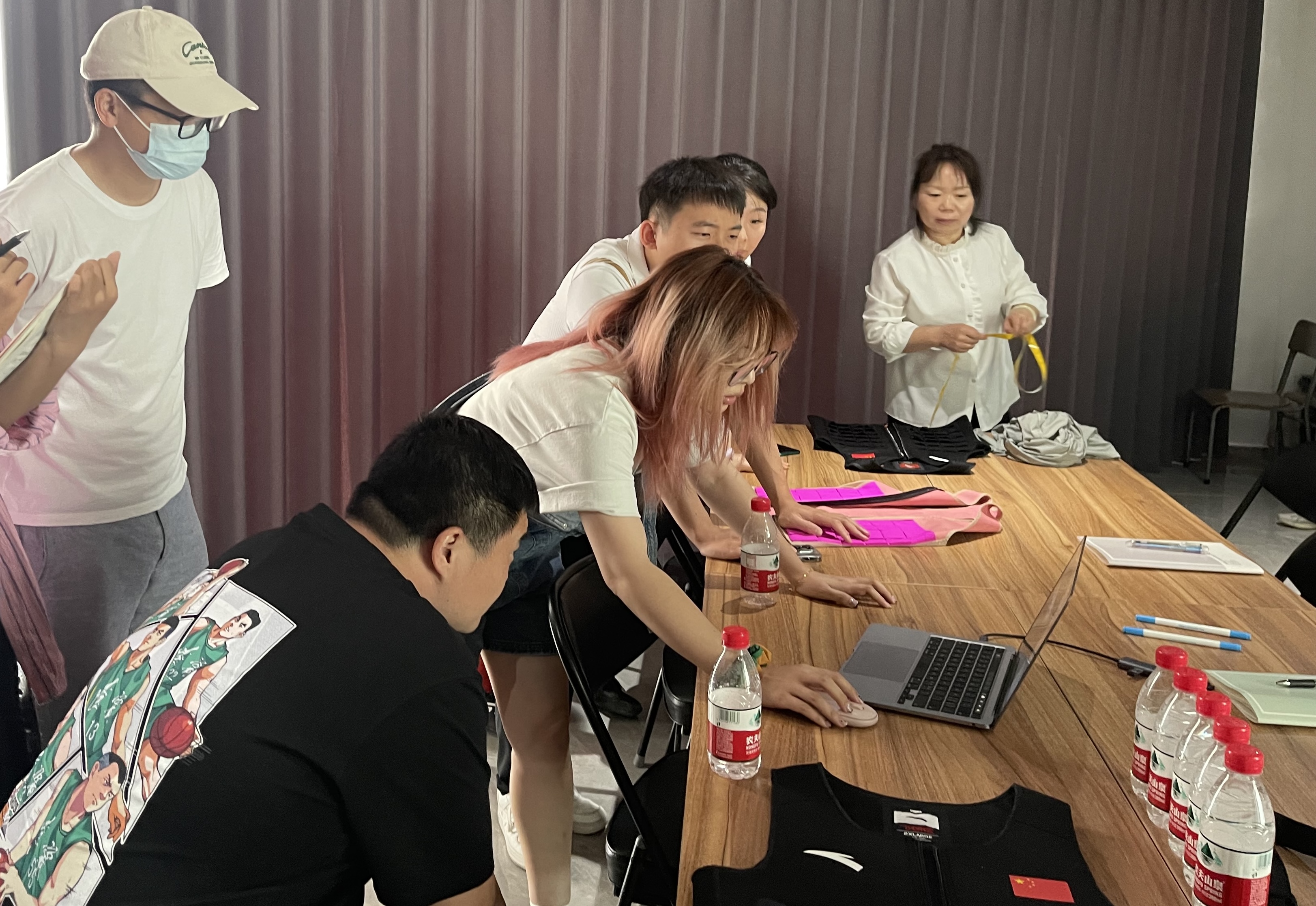 團隊師生確認比賽服工藝細節