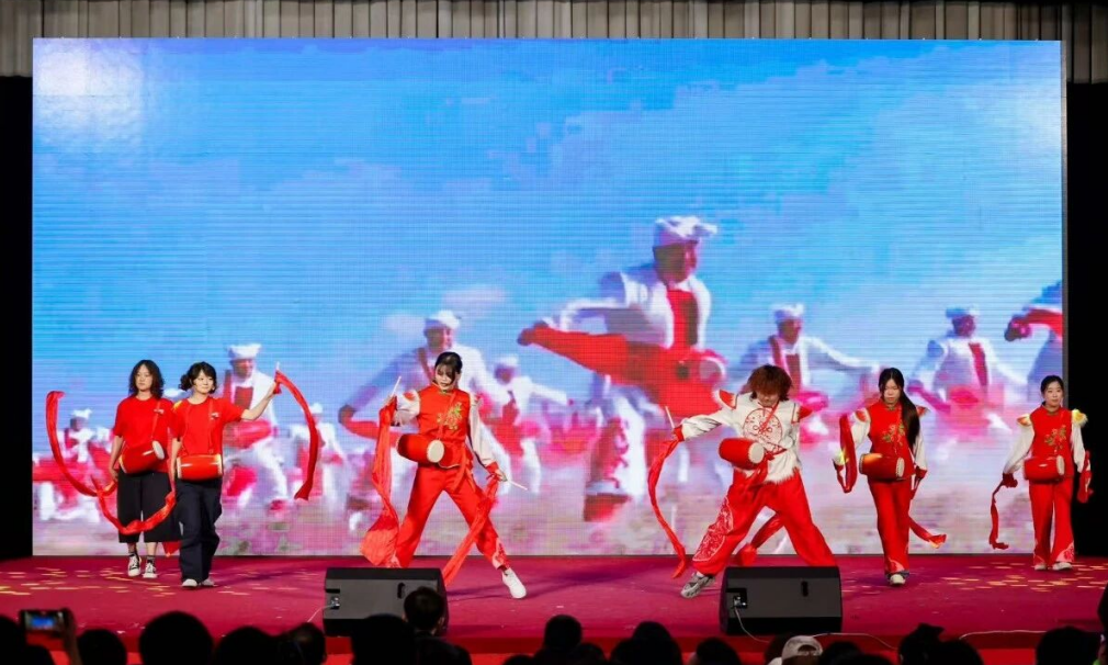 北服藝術設計學院的舞台劇講述了北京服裝學院等四所高校聯合發起鄉村改造項目，選址陝西柏社村開展窯洞改造實踐的故事