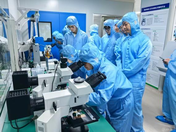 依托北方工業大學集成電路學院，推行“大線出題、小線答題、產研一體”的科教產教融合協同育人模式，服務首都高精尖產業發展。