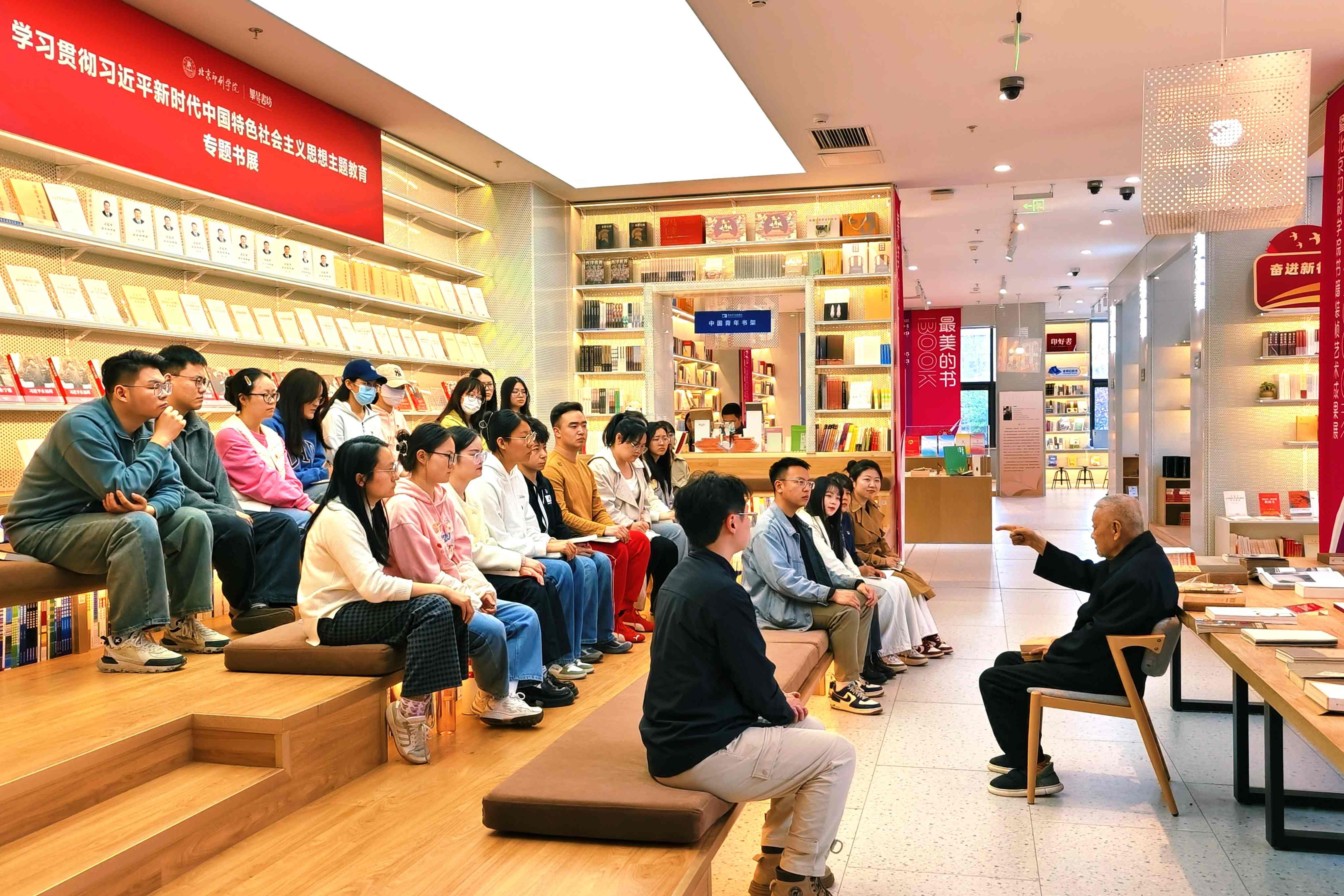 北京印刷學院紅色經典讀書分享會中魏志剛教授為學生進行《西行漫記》讀書分享