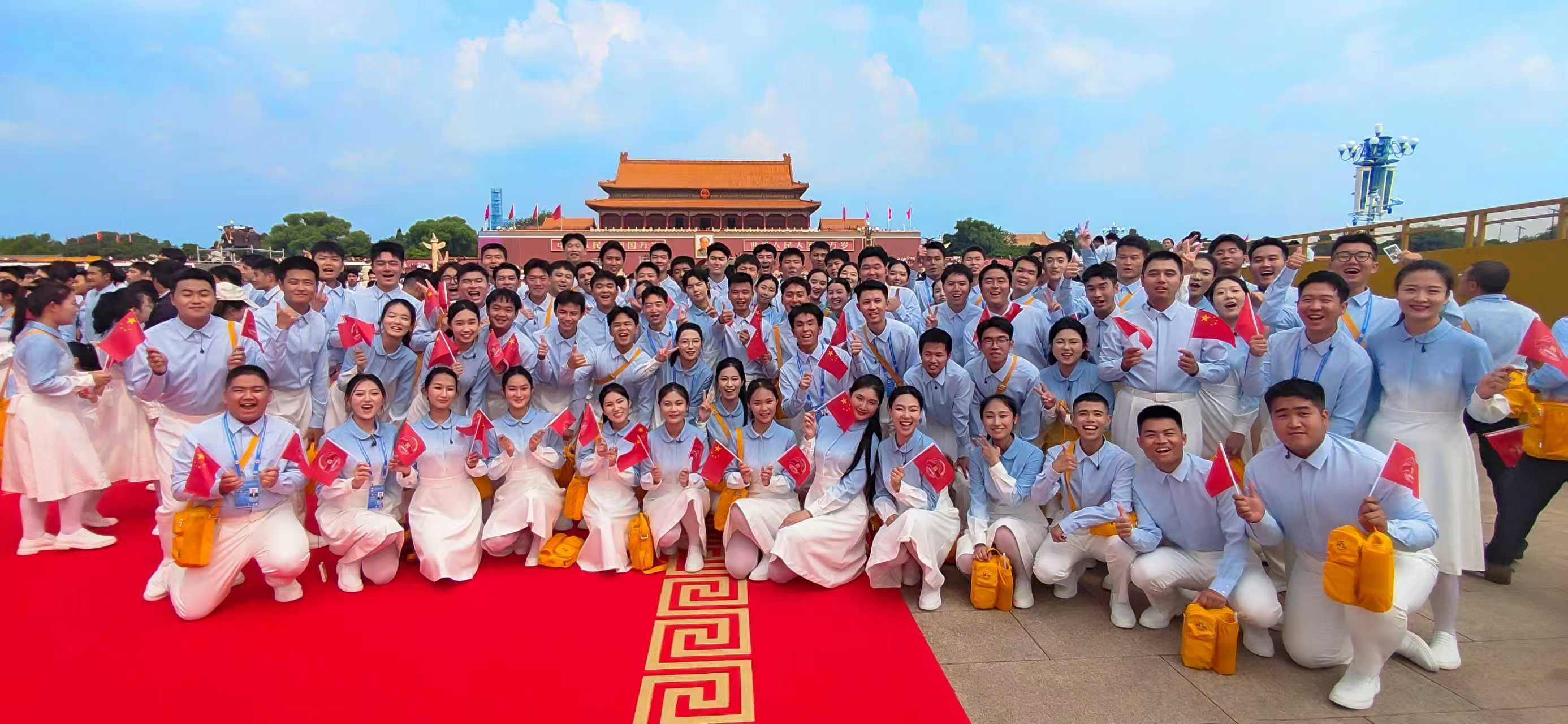 北京印刷學院師生參加紀念中國人民抗日戰爭暨世界反法西斯戰爭勝利80周年大會廣場合唱用歌聲獻禮祖國