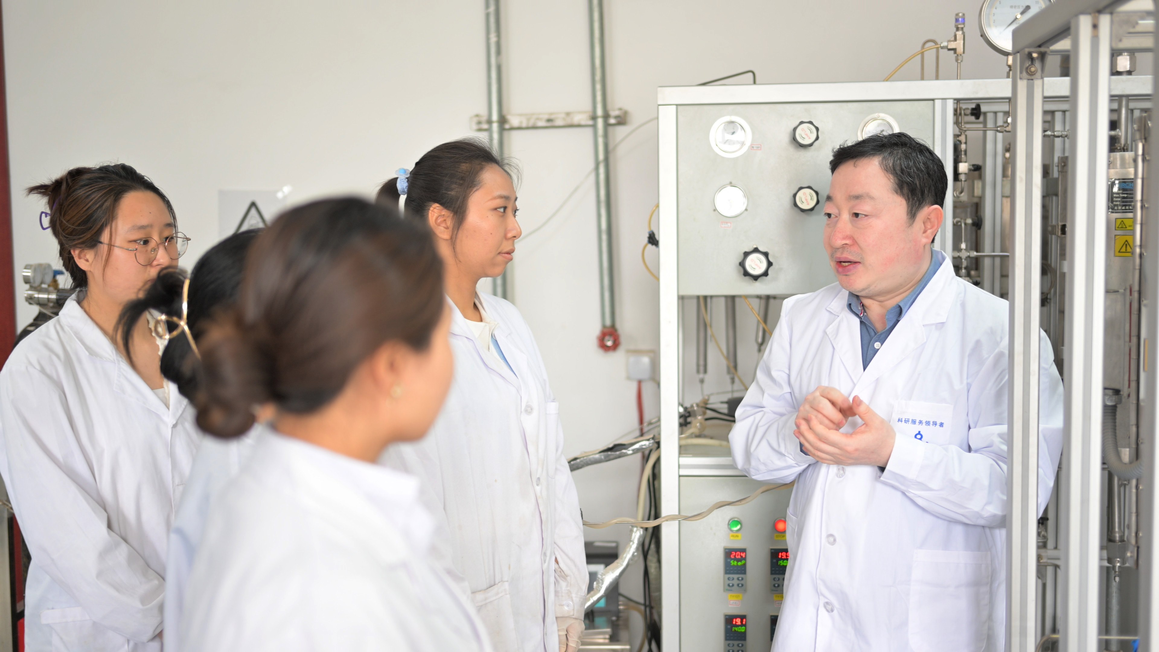 靳海波教授為學生講授降冰片烯單體制備技術 （圖/張世英）