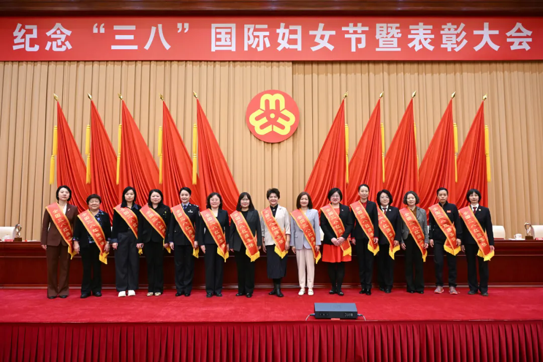 北二外中東學院獲評“全國三八紅旗集體”（右三）