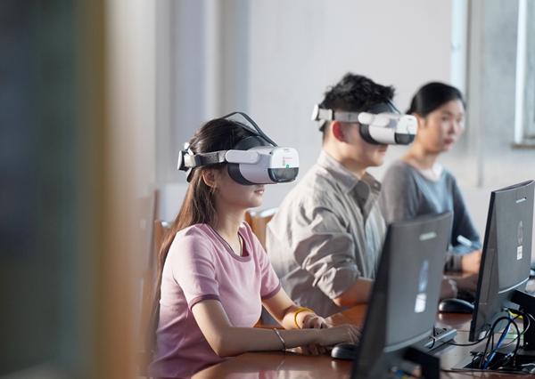 首經貿大學生使用VR設備進行學習場景交互體驗。