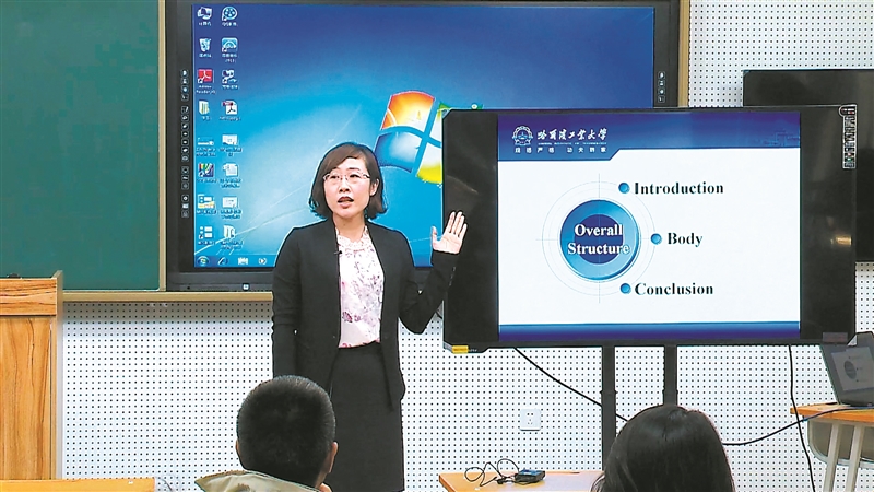 哈尔滨工业大学人文社科学部主任兼党委副书记、外国语学院院长、语言智能专业负责人李雪正在授课。