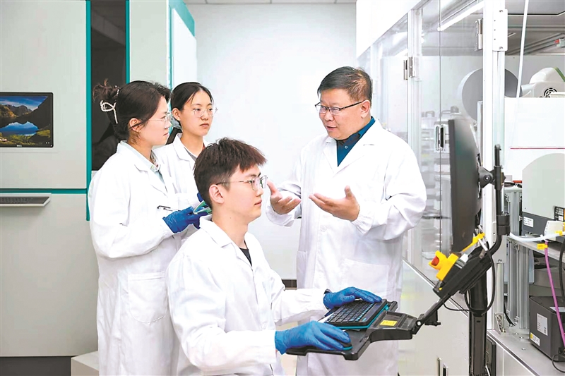 中國科學院院士、天津大學合成生物與生物制造學院院長元英進（右一）在指導學生。受訪單位供圖