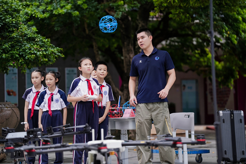 東莞市莞城中心小學打造沉浸式科學互動空間。校方供圖