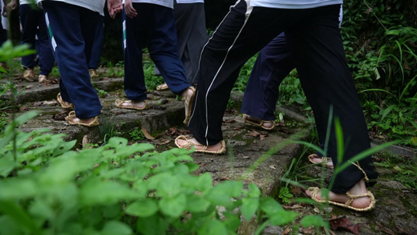 在粵北1934長征教育基地,學生換上草鞋踏上紅軍走過的石子路。廣東省外語藝術職業學院供圖