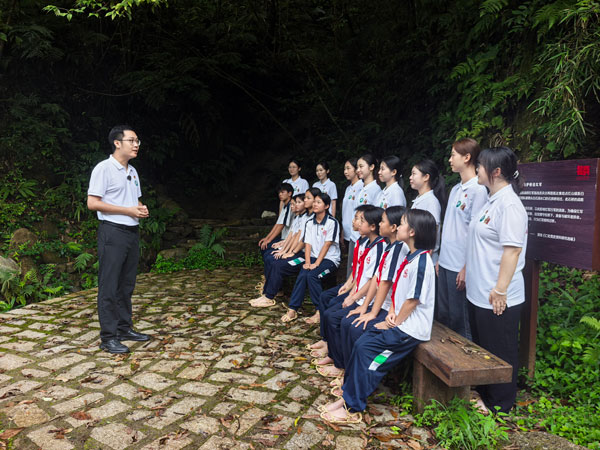 大中小學生聆聽老百姓護送紅軍的感人故事。廣東省外語藝術職業學院供圖