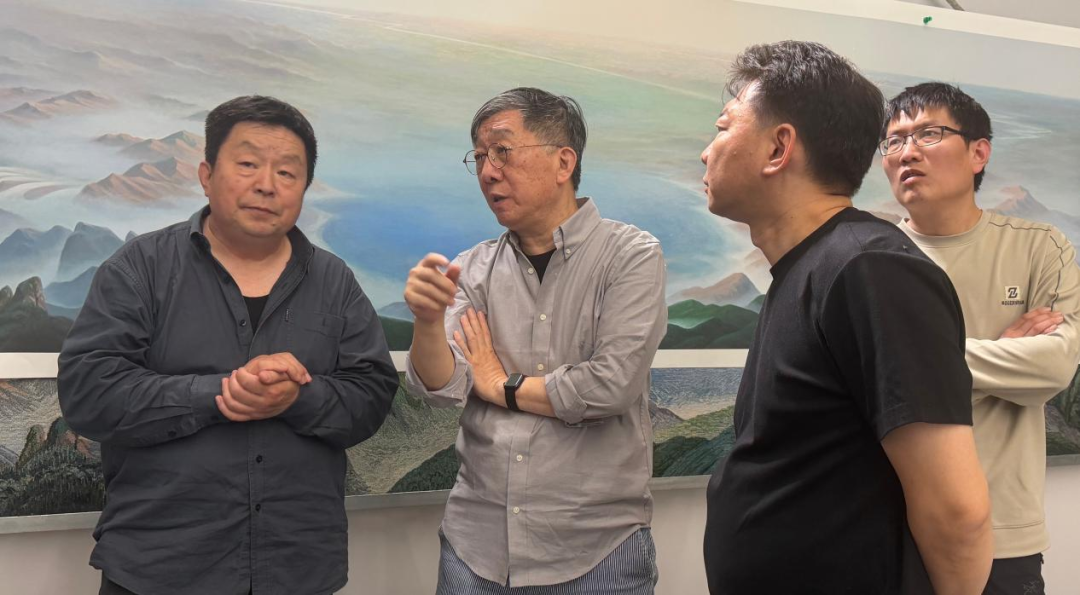 袁加(左二)和艺术专家组讨论画稿色调关系