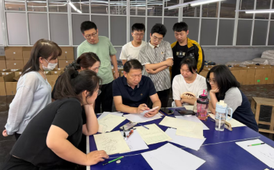 岳嵩帮助一线工艺师理解山体结构与工艺制作的关系