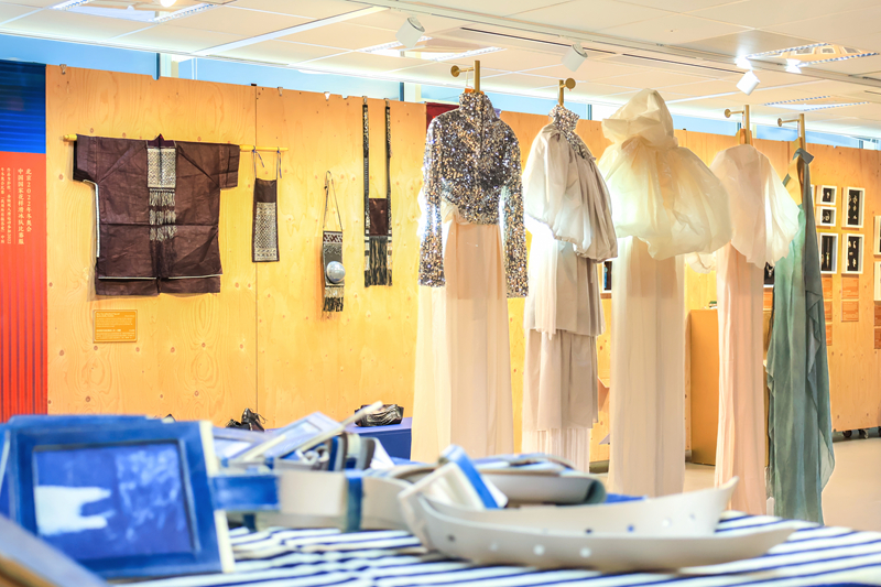 “经纬新章·中华服饰基因的当代叙事”国际巡展荷兰站开幕。北京服装学院供图