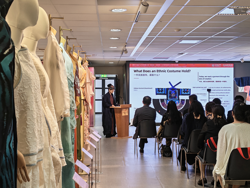 “经纬新章·中华服饰基因的当代叙事”国际巡展荷兰站开幕。北京服装学院供图