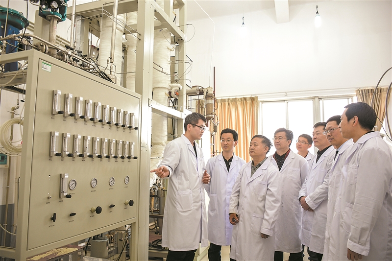 煙台大學“碳四分離”研發團隊成員交流循環流化床丁烷脫氫項目研究進展。受訪單位供圖
