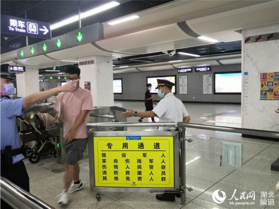 高考考生凭准考证免费乘车。人民网 王郭骥 摄