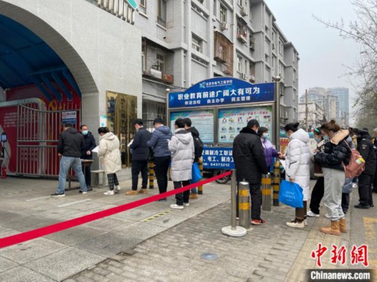 北京一考點外,考生正在排隊進入考場。 任靖 攝