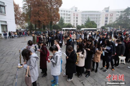 資料圖:考生等候進場參加考試。 <a target='_blank' data-cke-saved-href='/' href='/'><p align=