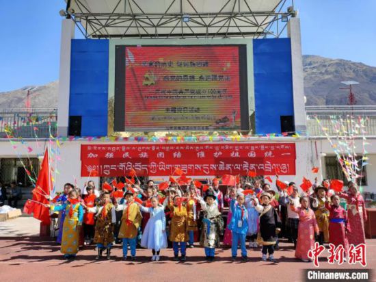 圖為加查縣安繞鎮小學各民族代表學生齊唱紅歌。　安繞鎮小學供圖