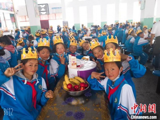 圖為加查縣安繞鎮小學學生集體過六一兒童節。　安繞鎮小學供圖