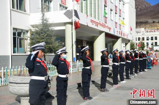 圖為加查縣安繞鎮小學學生爭當“小交警”體驗交警工作。　貢嘎來鬆 攝
