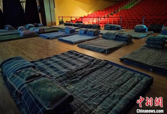 为做好保障,西北工业大学后勤职工们打地铺留守校园。 西北工业大学供图