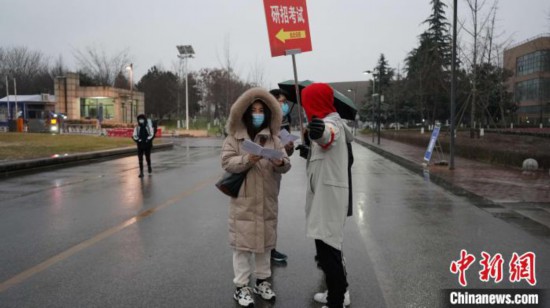 西电各部门雨雪中通力协作,确保研考顺利进行。 西安电子科技大学供图