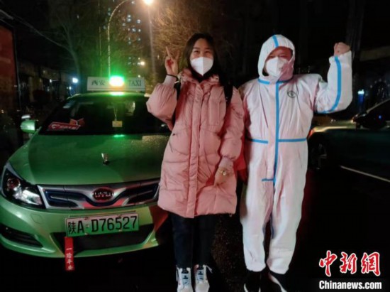 出租车送考。 西安市出租汽车管理处供图