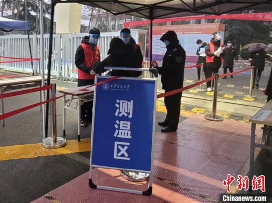 考生进入西安交通大学参加考试。 阿琳娜 摄