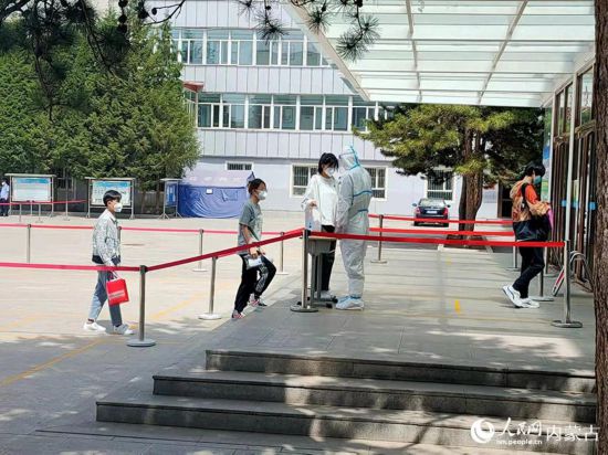 考生们走进考场。内蒙古教育厅供图