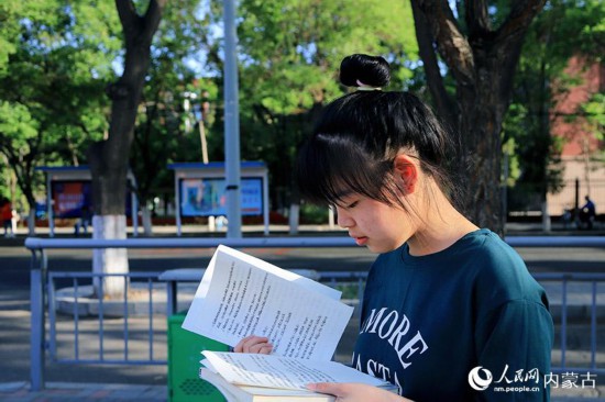准备进入考场的考生。内蒙古教育厅供图