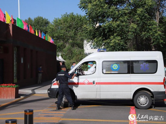 医疗团队为高考学子提供医疗保障。内蒙古教育厅供图