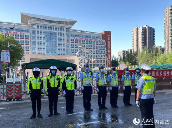 交警为高考学子保驾护航。内蒙古教育厅供图