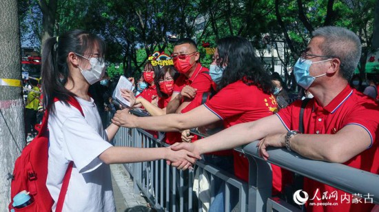 考生带着家长的祝福进入考场。内蒙古教育厅供图