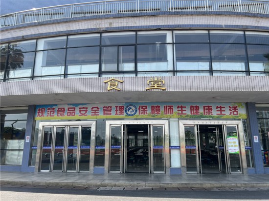食堂前已按要求进行了消毒。受访单位供图