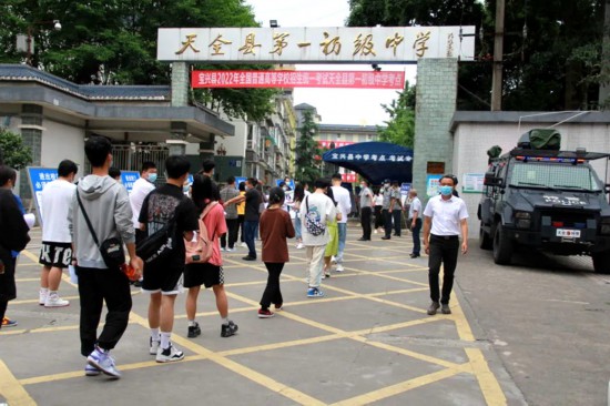 6月6日,寶興學子到天全一中考點熟悉考場,在考點外排隊有序進入。雅安市教育局供圖