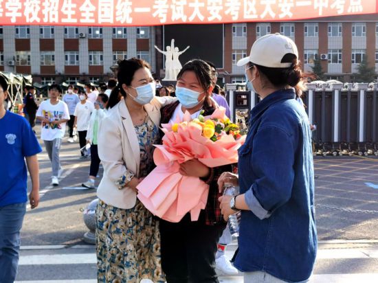 家長送上鮮花祝賀孩子高考結束。(白城市委宣傳部供圖)
