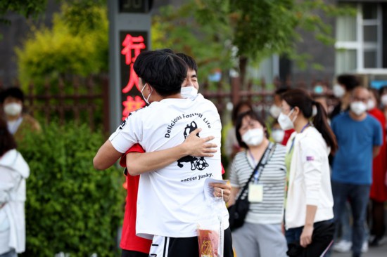 高考結束考生如釋重負。（集安市融媒體中心供圖）