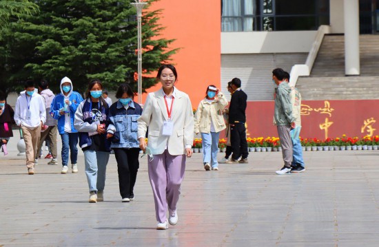 考生们陆续走出考场。扎西旺久摄