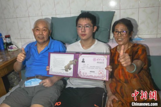 祖父母擺地攤撫養孫子考入清華為苦讀從無課余生活