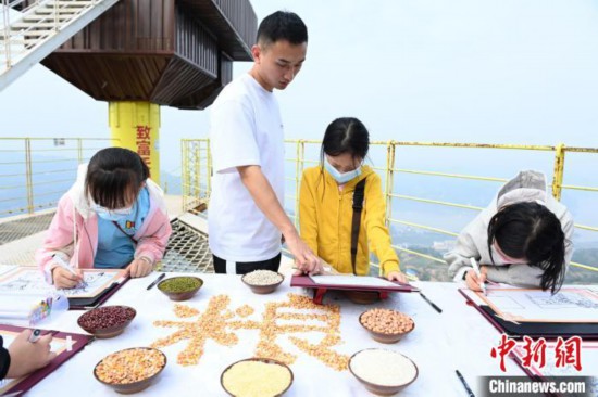 老师正在为学生进行指导。 陈超 摄