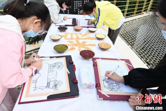 小学生们正在户外进行绘画。 陈超 摄