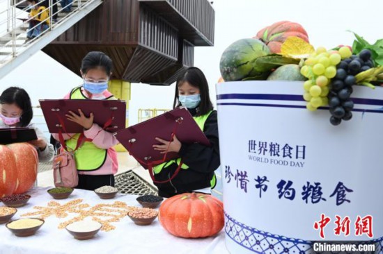 小学生们正在户外进行绘画。 陈超 摄