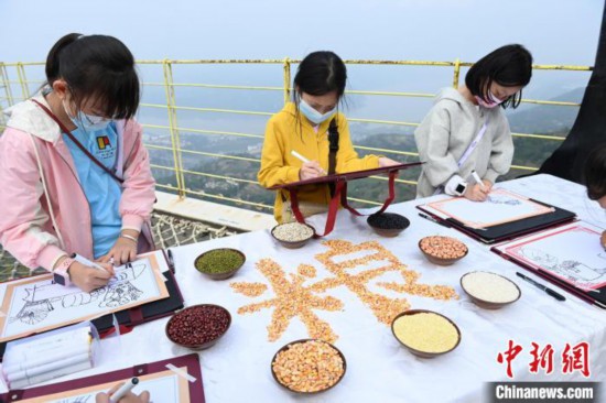 小学生们正在户外进行绘画。 陈超 摄