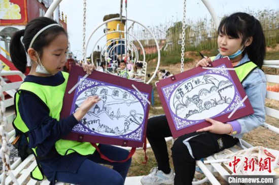 小学生们展示自己的作品。 陈超 摄