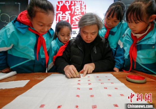 2022年12月8日，安徽省黃山市屯溪龍山實驗小學的學生制作的徽州纂刻印章。　　　施亞磊 攝