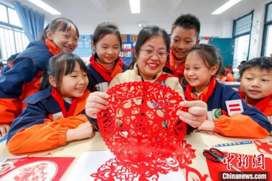 12月8日，安徽省黃山市屯溪龍山實驗小學的學生正在學習非遺徽州剪紙。　施亞磊 攝