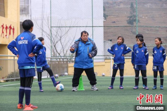 图为12月9日,“元宝女子足球队”教练徐召伟在给队员们讲解足球基本战术。 瞿宏伦 摄
