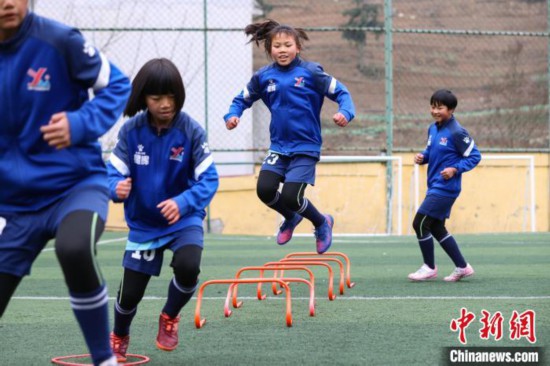 贵州毕节:乡村小学里的女子足球队