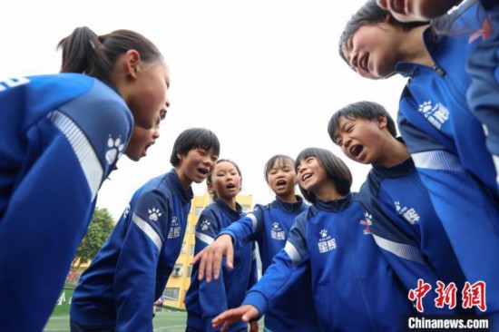 图为12月9日,“元宝女子足球队”队员们进行分组对抗赛前加油打气。 瞿宏伦 摄