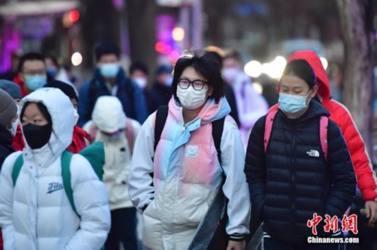 2月13日,北京中小學學生迎來開學日,中學生前往校園。<a target='_blank' data-cke-saved-href='/' href='/'><p align=